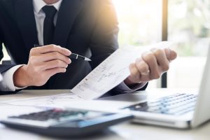 Investor analyzing financial reports of stock trading Market Graph investment charts on computer monitor screen in the office; Shutterstock ID 1214710786; 담당자: m; 프로젝트 (라이센스시만 기재):